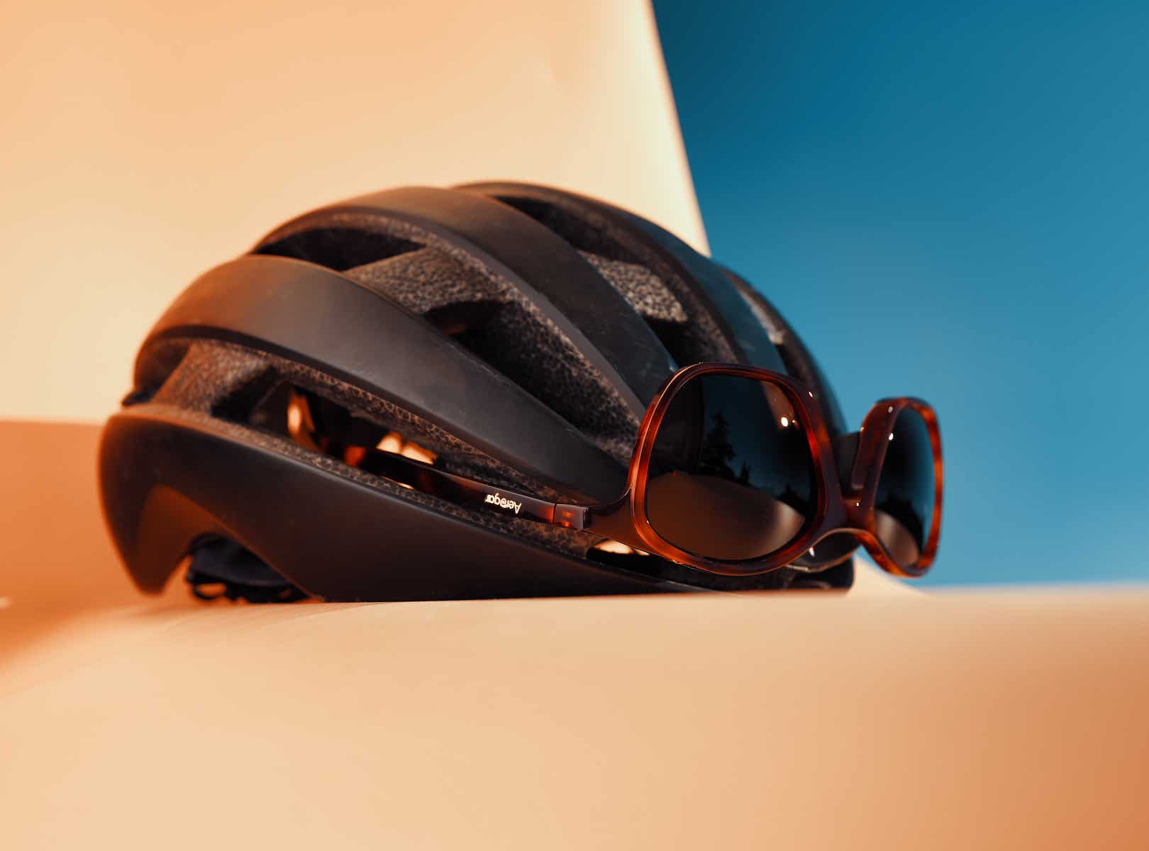 cycling sunglasses fitting in giro mips helmet 